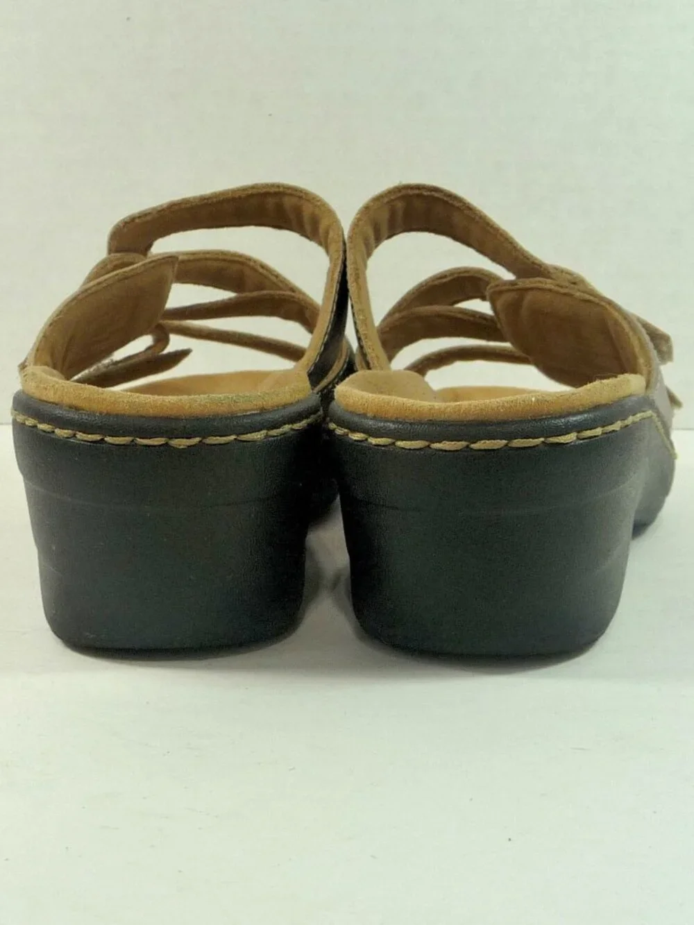 CLARKS SIZE 8 GOLD SLIDE SANDALS